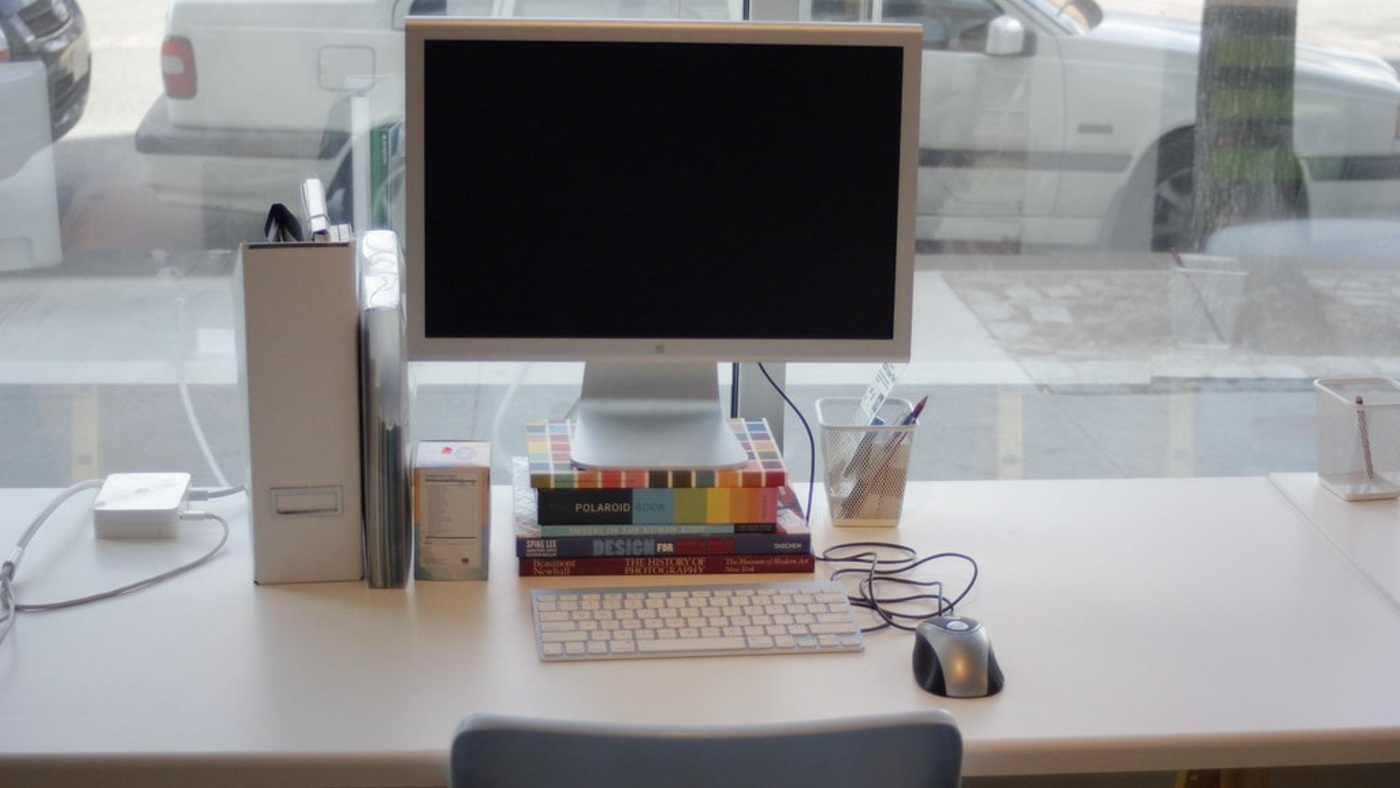 A computer workstation. Context for an assistant switching between visual and textual memory.